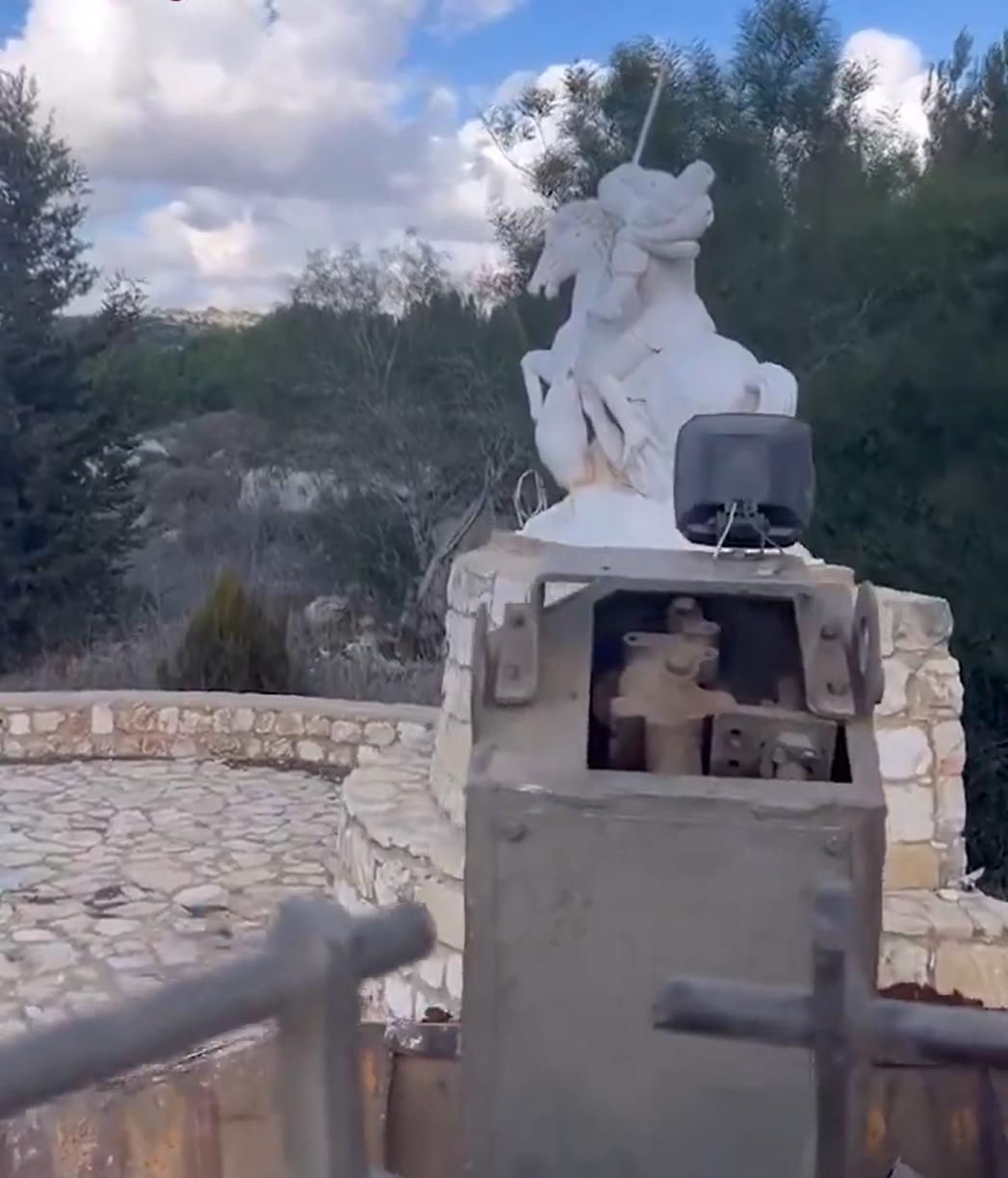 说实话，一开始没看懂这是什么意思。以为只是推倒了一座雕像而已。看了网友的