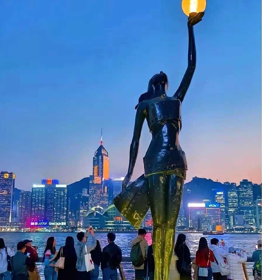 在香港，真的，不是开玩笑。我一哥们儿到香港，烟瘾大得不行，去便利店一看烟价，一百