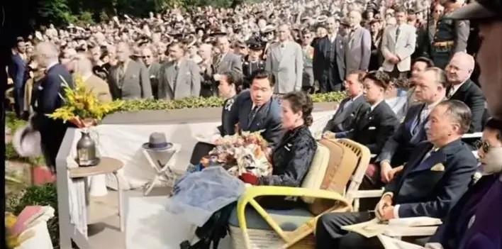 1943年，宋美龄访美期间现身好莱坞露天剧场留影。外甥孔令侃坐在她身边儿。一本正