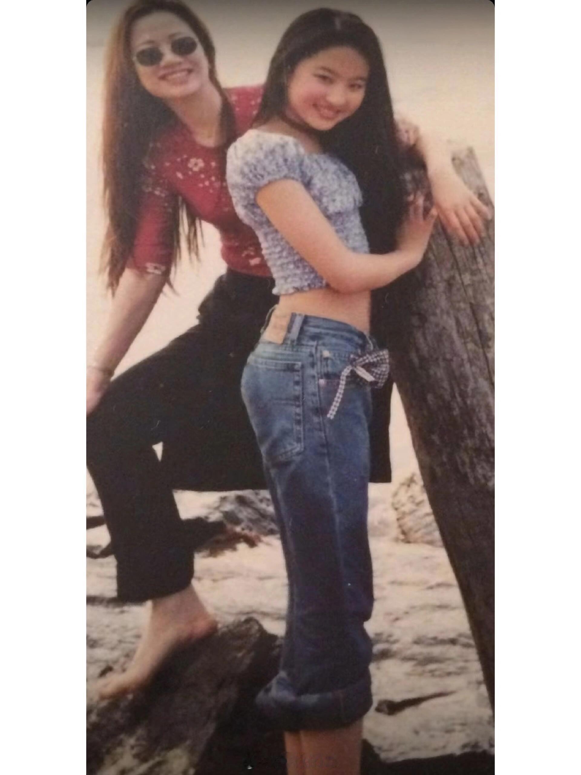 刘亦菲确实出落得很早，婴儿肥时期，脸上胶原蛋白满满啊，十来岁左右，比白秀珠还稚嫩