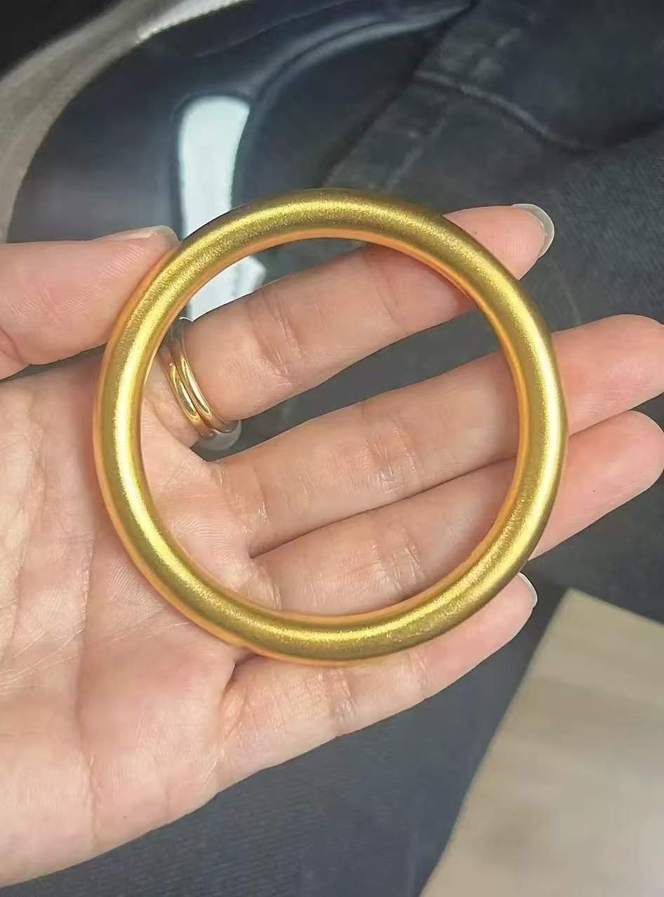 奉劝大家，别随便去金店买黄金！我同事昨天在金店买了个60克的金镯子，摊下来一克1278，一共花了76