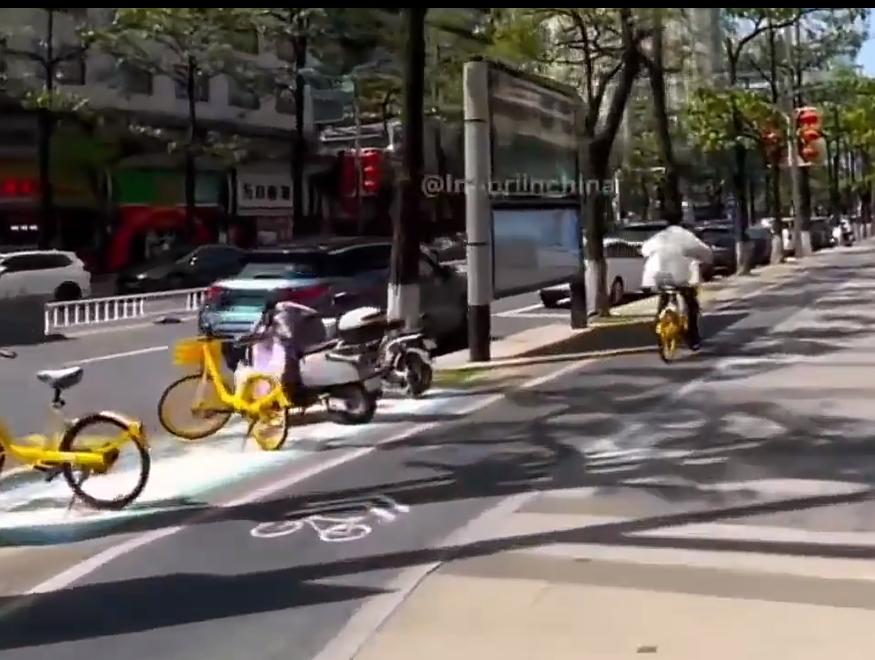 印度网友看了中国普通街道的视频，引发了激烈讨论，大部分网友都非常羡慕中国的基础建