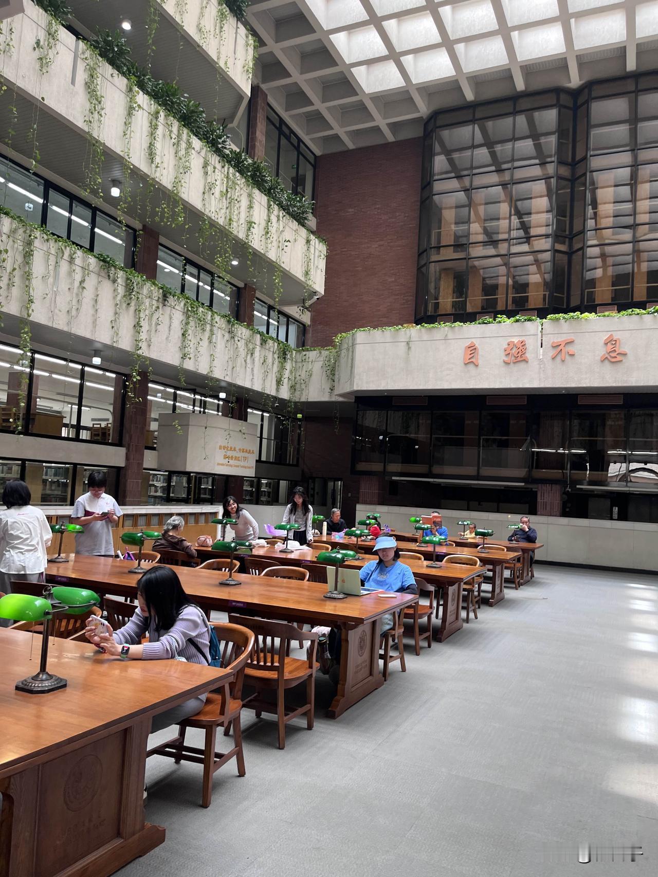 前段时间我爱人去参加校庆，三十年没见的老同学，一见面就夸他“还跟年轻时一样”“有
