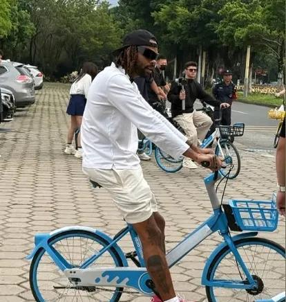 NBA球星中国行爱骑自行车！NBA球员德安吉洛-拉塞尔更新了社交媒体，分享中国行