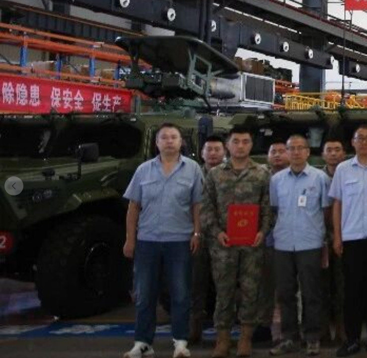 红箭13反坦克导弹发射车，陆军某部进厂学习。​​​