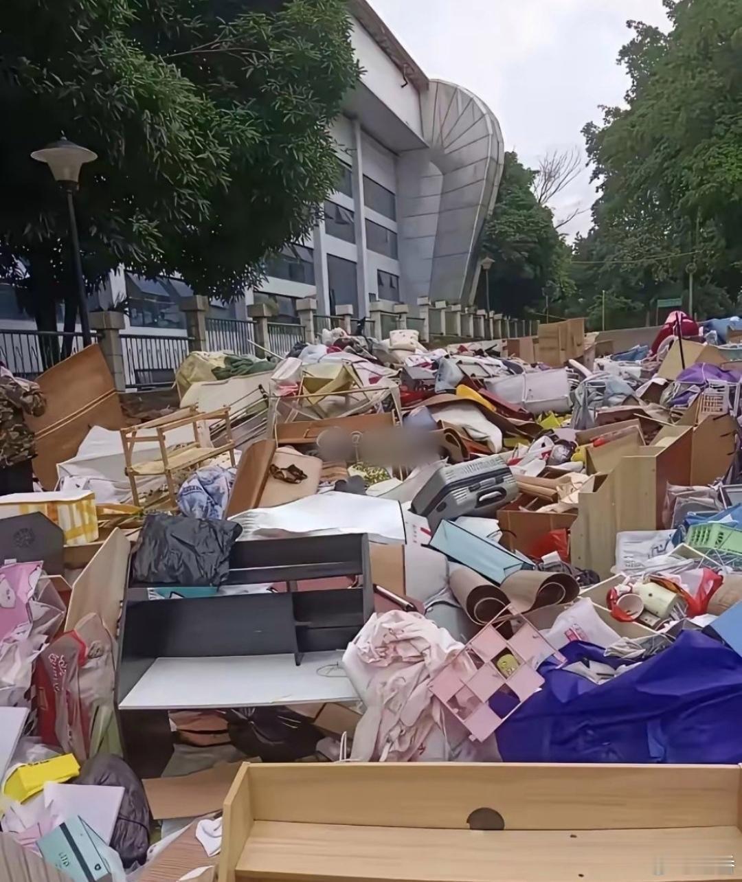 为啥扔掉都不送给学弟学妹或者给捐了啊，这直接扔掉真是浪费啊！