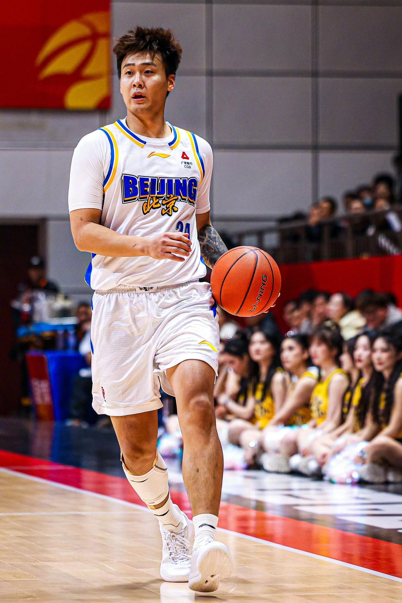 太欺负人了[笑着哭]，北京104-88大胜深圳，一战打出了2个无可争议的事实！