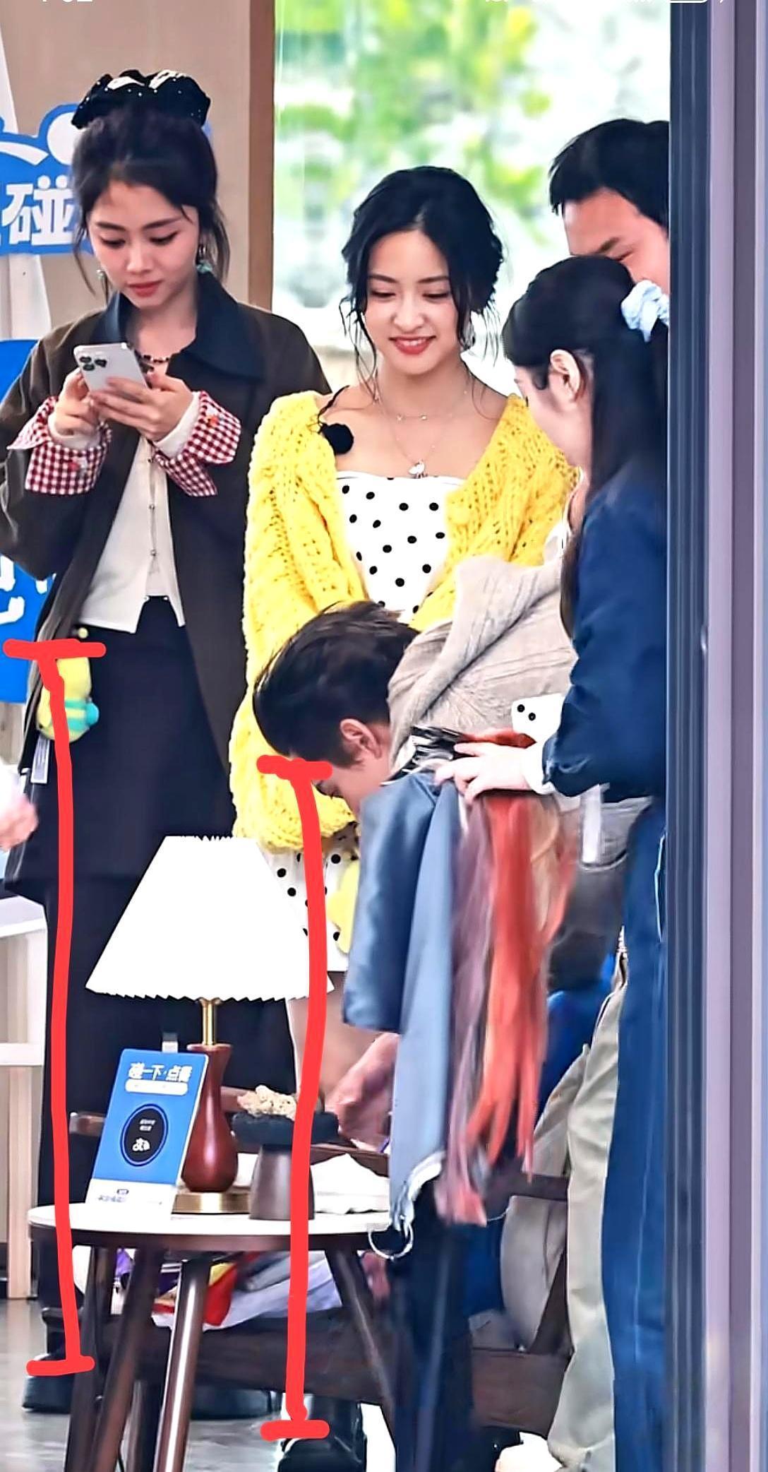 女明星身高有多假？162和159站一起，差了半个头。谭松韵和沈月，客栈里并