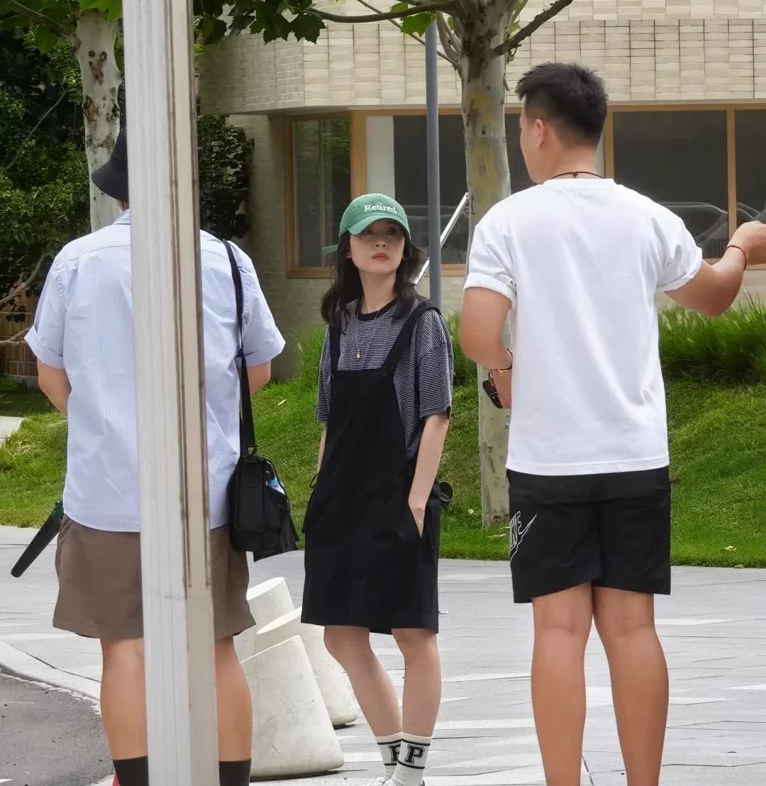 路人偶遇董洁，这次的穿搭好有少年感！休闲风本身就是比较减龄的，董洁挑选了一件