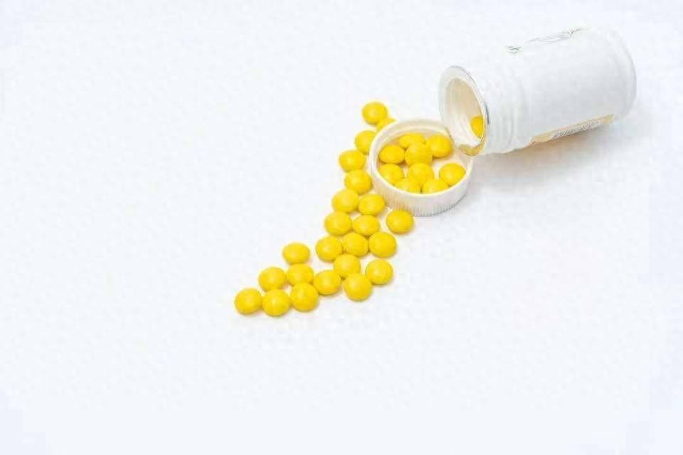 吃他汀喝牛奶？68岁大爷血脂降不下来，医生：这4样才是“药效杀手”，一口都别碰