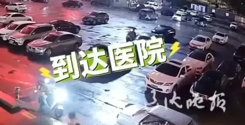 大连老两口深夜抱着3岁病姑在街头求助，一男子见状，一路飞车将孩子送到医院。下车前