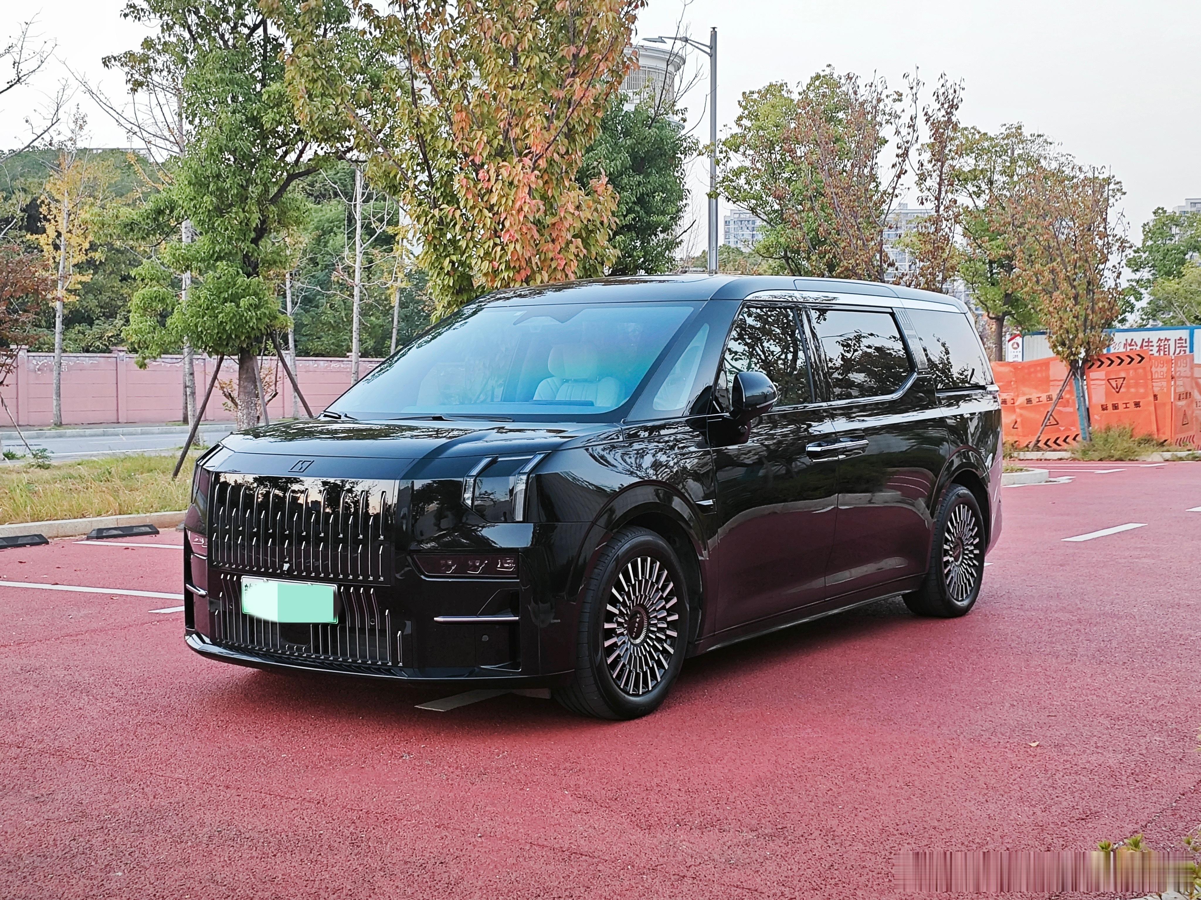 再到两台极氪……23年009，23年001You版……喜欢到店看车[开