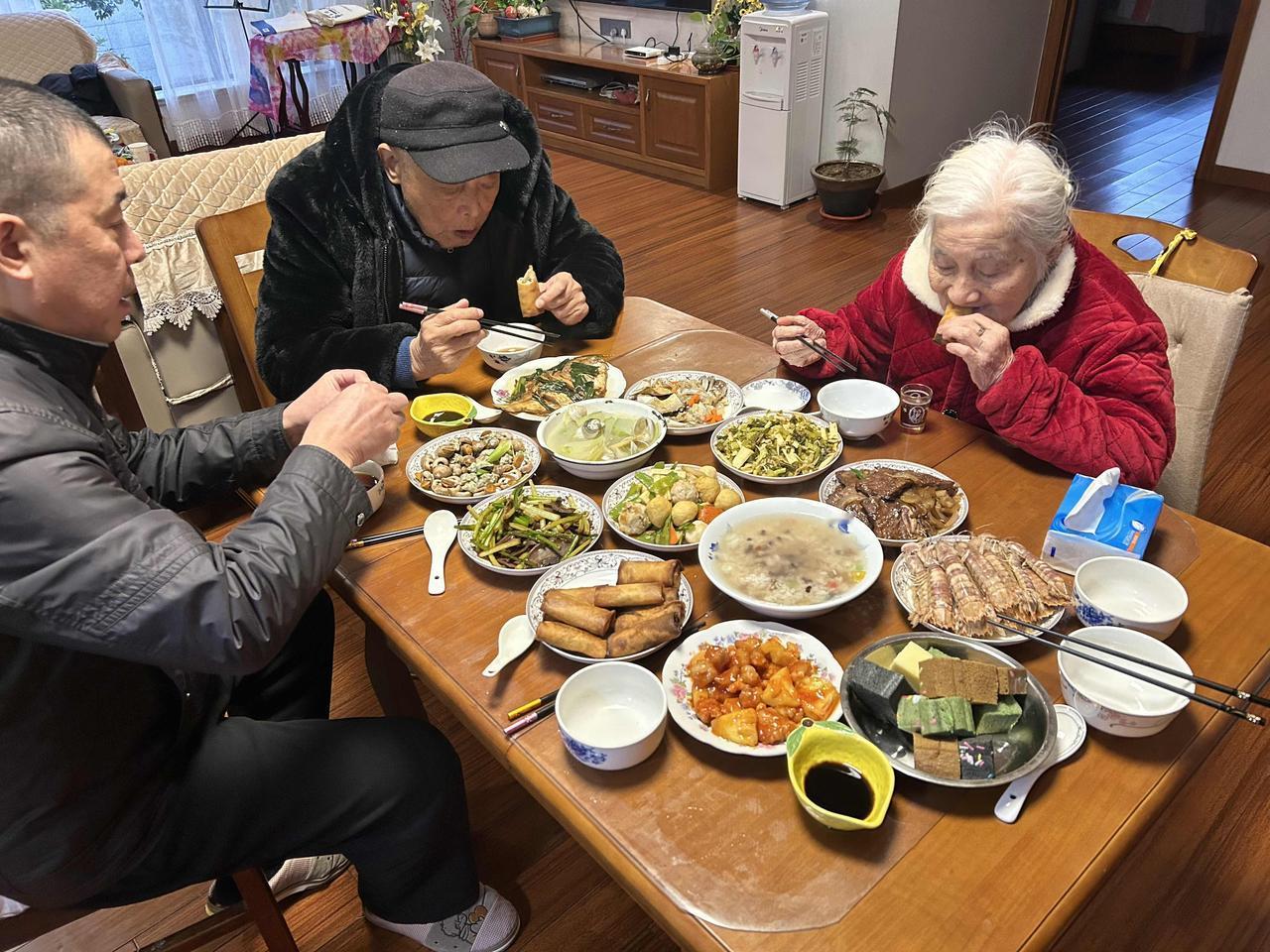 年末保姆回家后的日子，是一场硬仗刚把碗筷收拾完，终于能瘫会儿了。这几天，