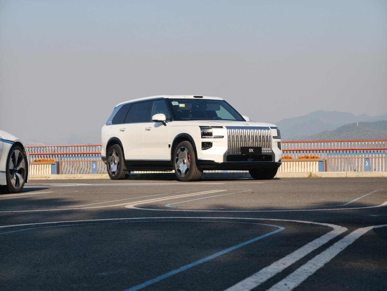 据说极氪9X准车主70%都选择了hyper版。车子我们刚试完，只能说你们真有眼光