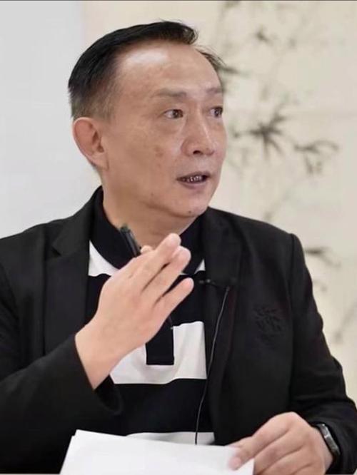 卢麒元怒批专家双标：无绿卡无海外资产，他的“开炮”为何戳中人心？卢麒元开炮