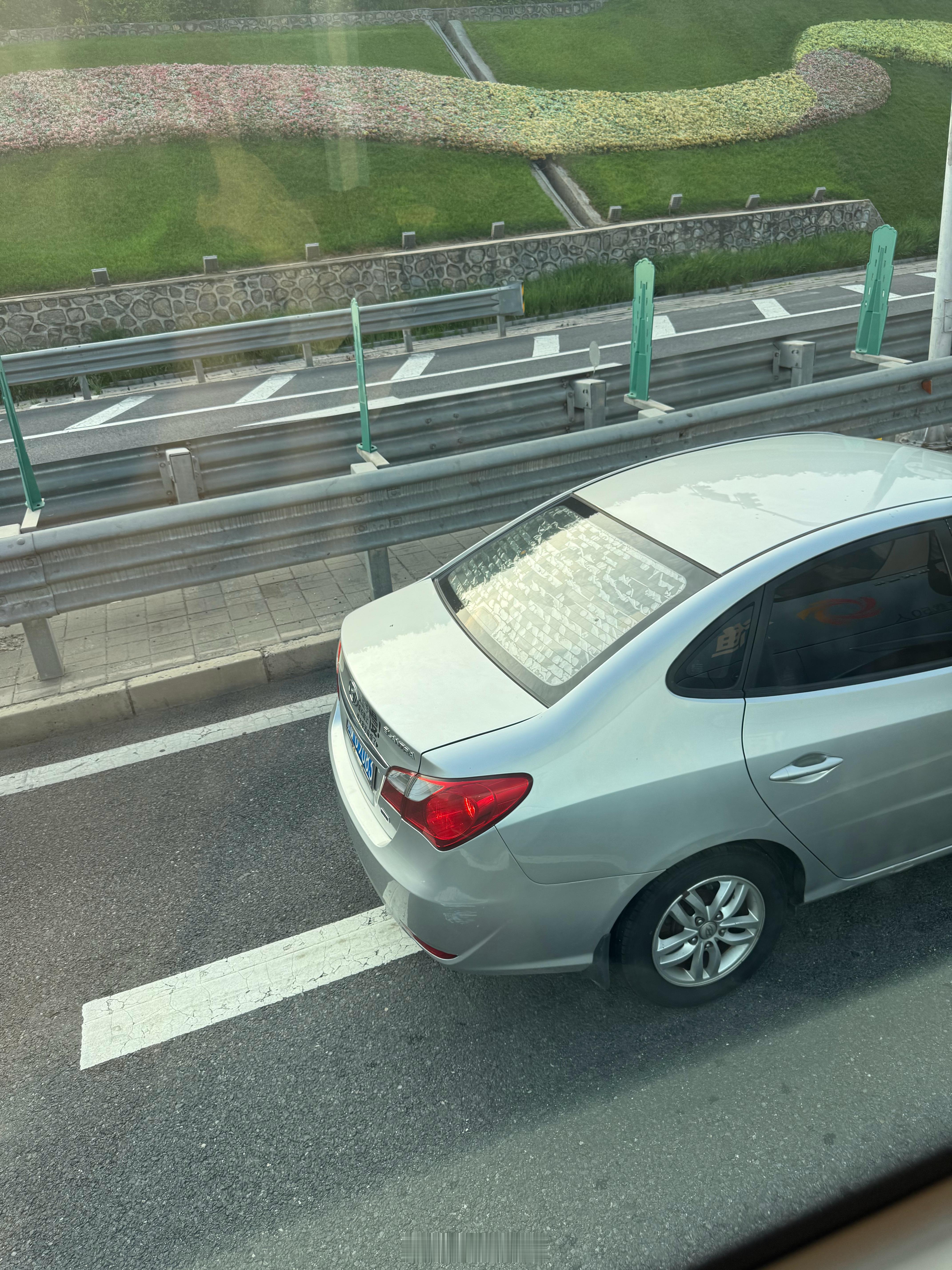 强迫症，真想替他把这个膜撕了重贴…​​​