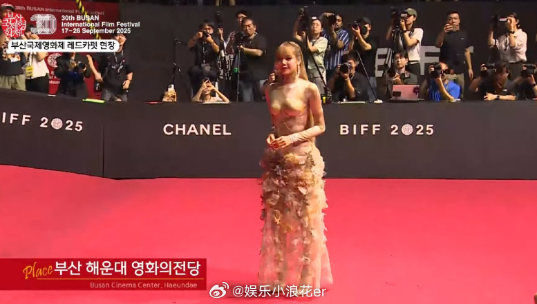 Lisa亮相釜山国际电影节红毯BLACKPINK的Lisa出席釜山国际电影节红