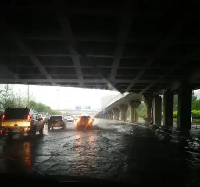榆次的立交桥，又一次毫无悬念地淹了之前整个夏天，应急抽水车就跟摆设一样天天在