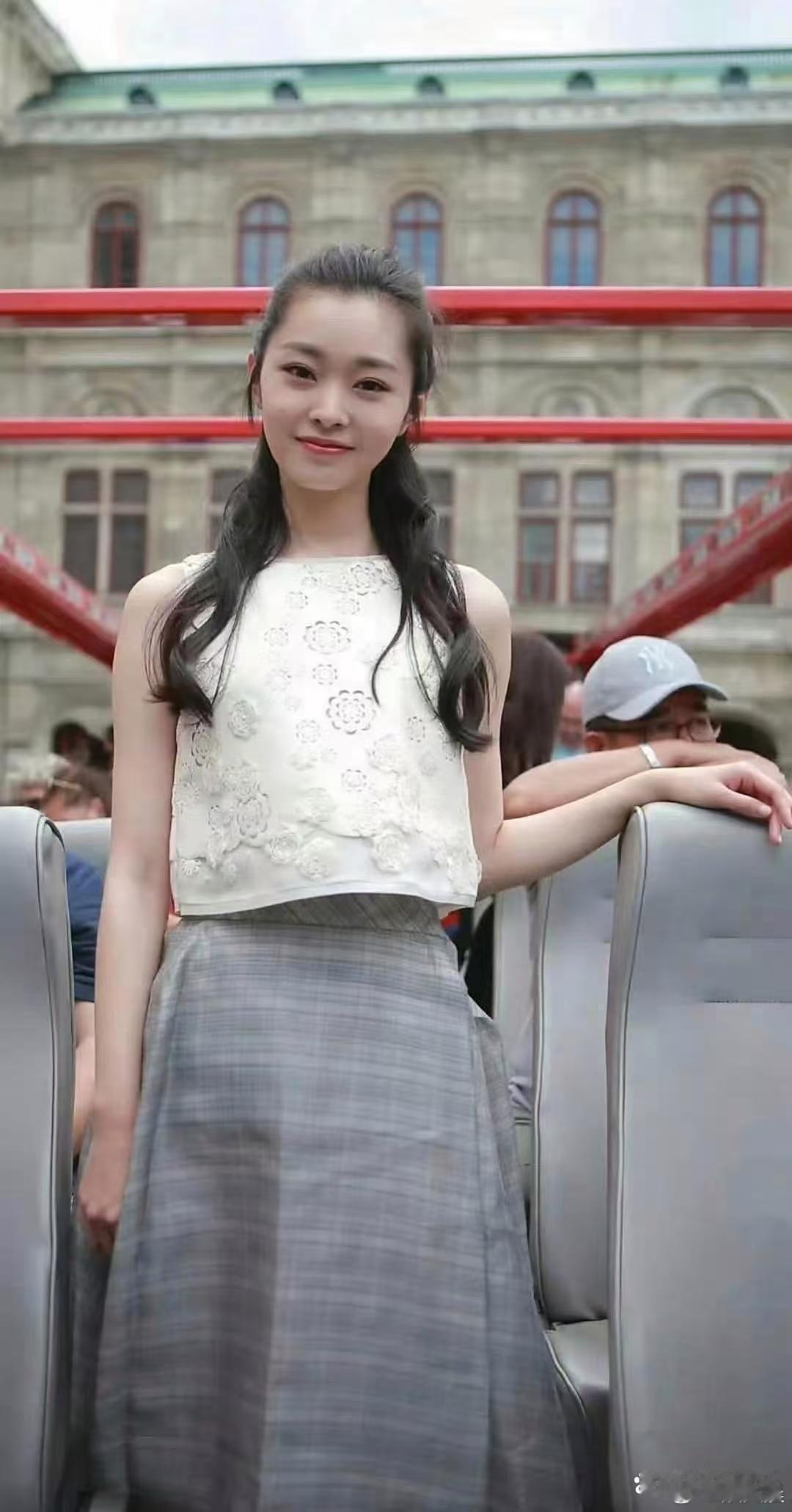 宋轶素颜照曝光，清丽大气颜值抗打，小蛮腰线条亮眼，气质出众越看越惊艳