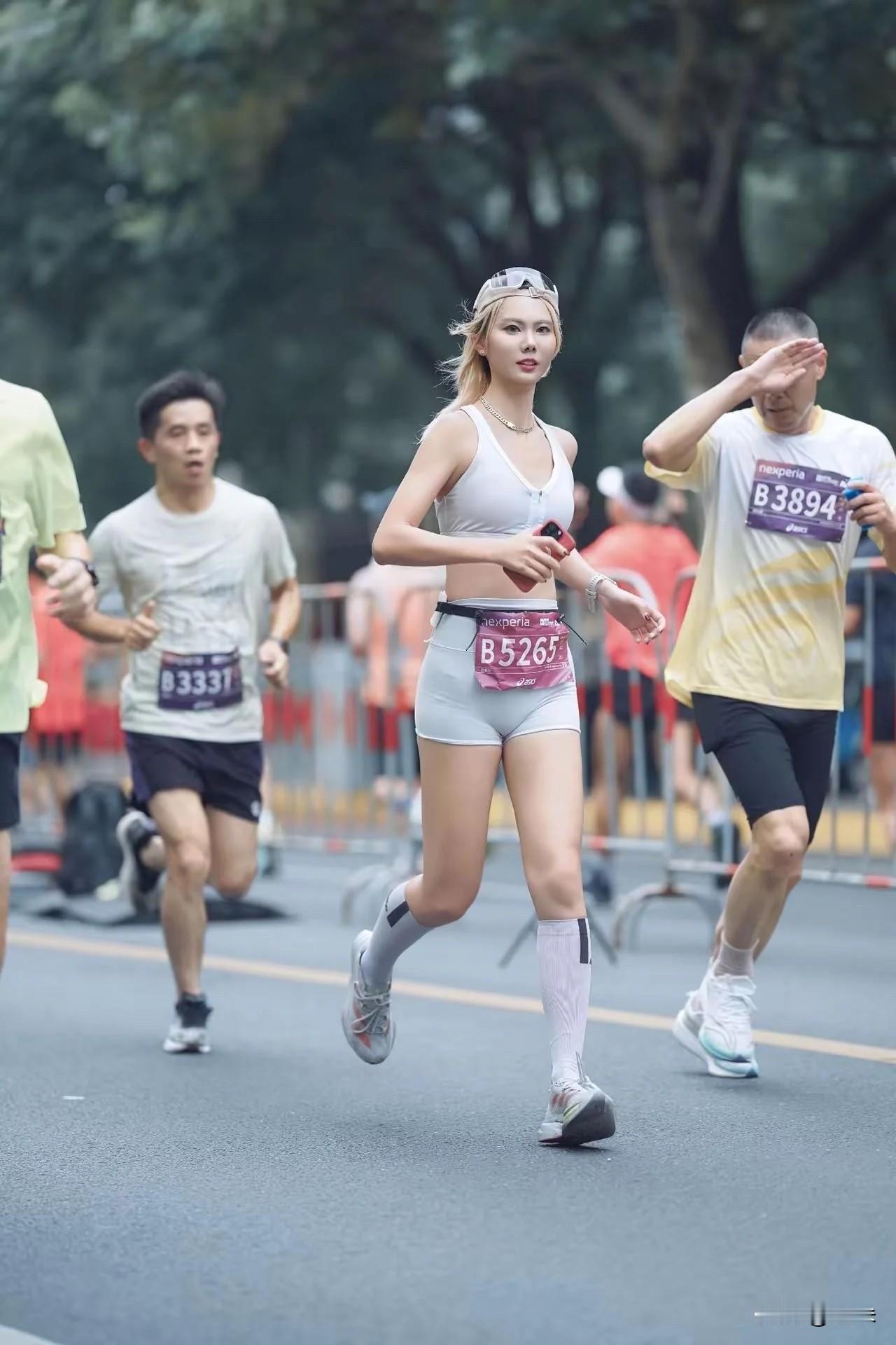 马拉松赛道，我是不是遇到明星啦！美女颜值在线，很像哪个体育明星没仔细看时候我