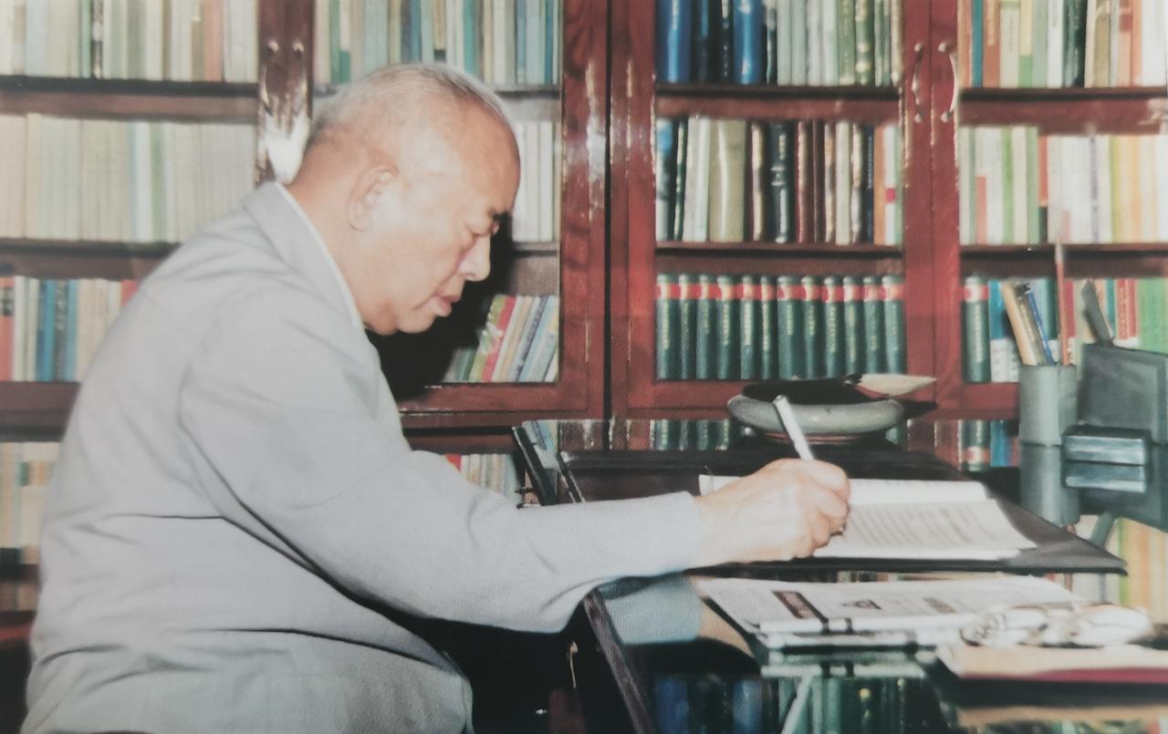 余秋里为何辞职？1987年10月19日，党的十三大召开之际，开国中将余秋里给中央