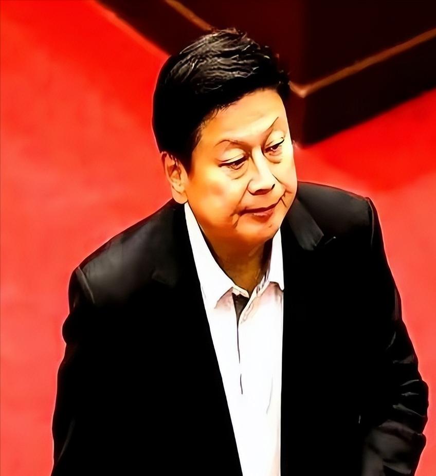 台立院今天又上演现实版“政坛格斗”，民进党籍的庄瑞雄情绪冲顶，抡拳冲向国民党总召