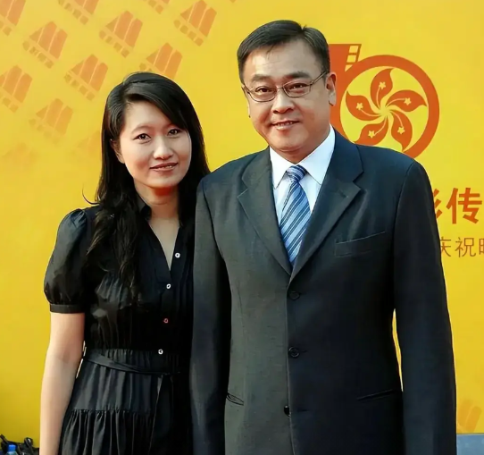 尔冬升如今算得上是美满顺遂，有娇妻相伴、孩子承欢膝下，生活温馨。娇妻容貌出众，孩