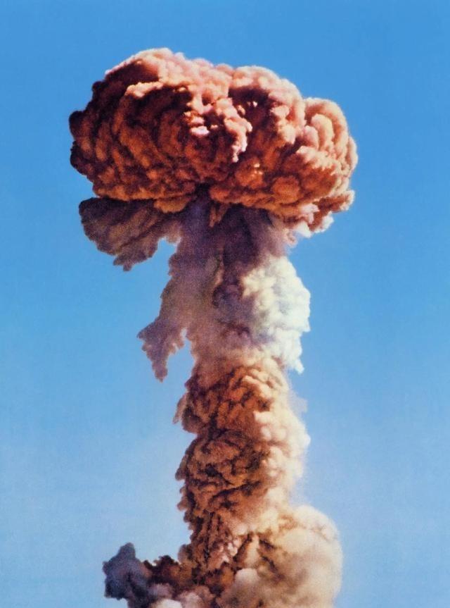 1966年，我国决定公开原子弹爆炸的照片，孟昭瑞拿了4张照片给周总理审阅。周总理