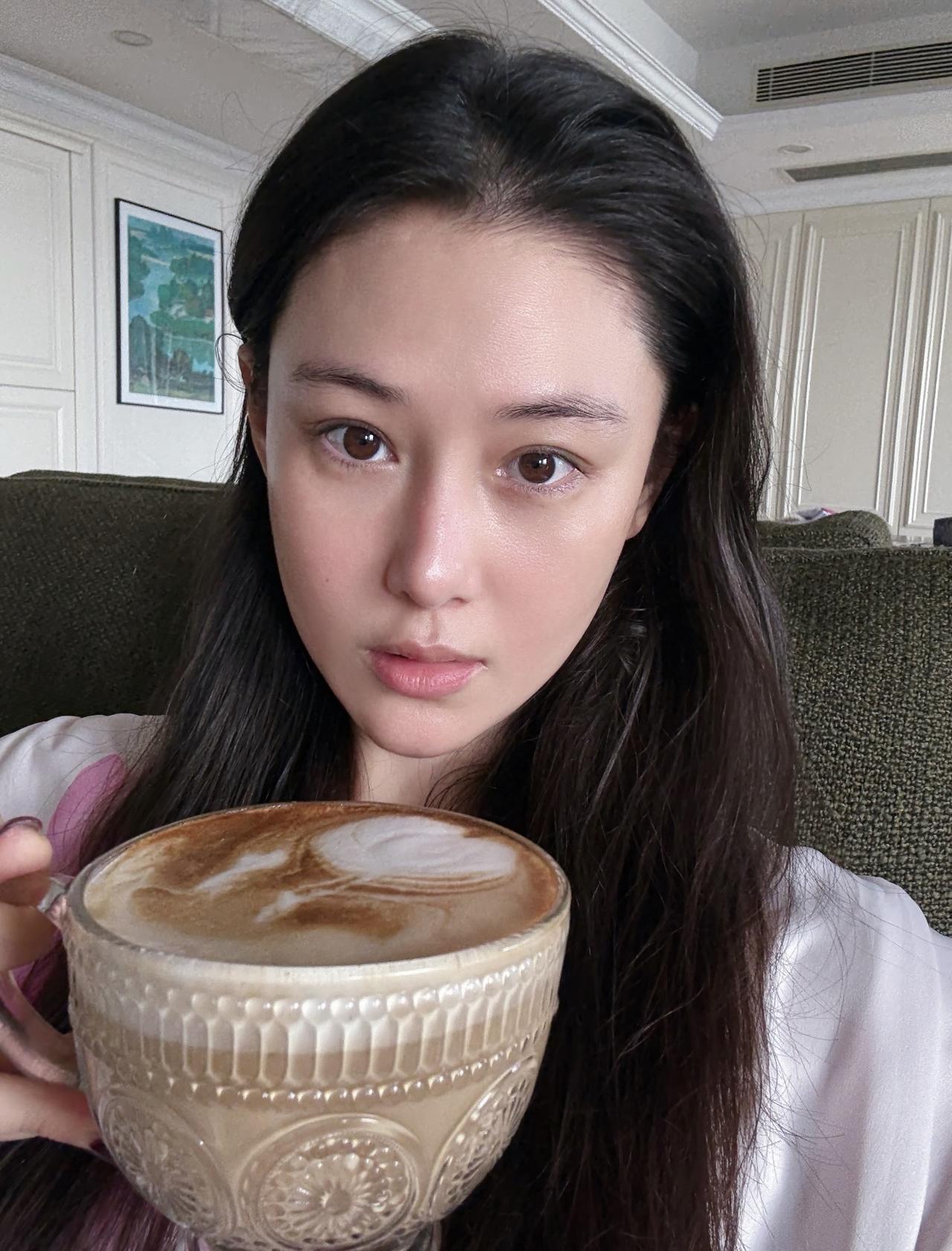 8月13日，张馨予晒自拍照，并配文：“这算拉花成功吗”？张馨予这么近距离的自