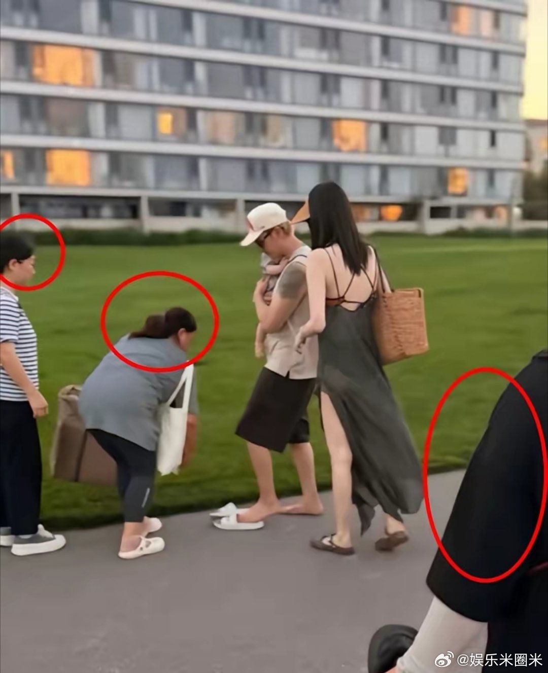 终于懂了有钱人的家里为什么都要配一个管家了？何穗和陈伟霆2人带着儿子出门，竟然旁