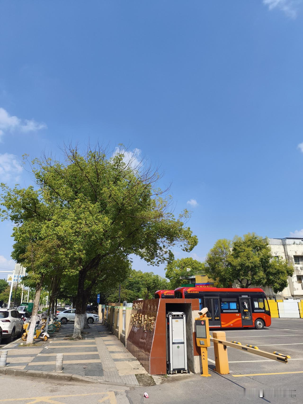 关于坐公交免费的情况有哪些?南京从8月1日起，70岁以上老年人刷身份证就能免费坐