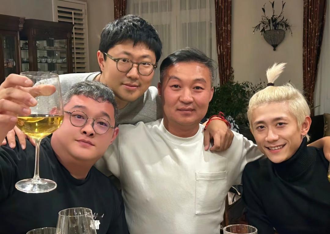 张一山最新饭局照吓到我了。34岁的人顶着一头枯草般的银发，两颊凹陷得能放进一枚硬