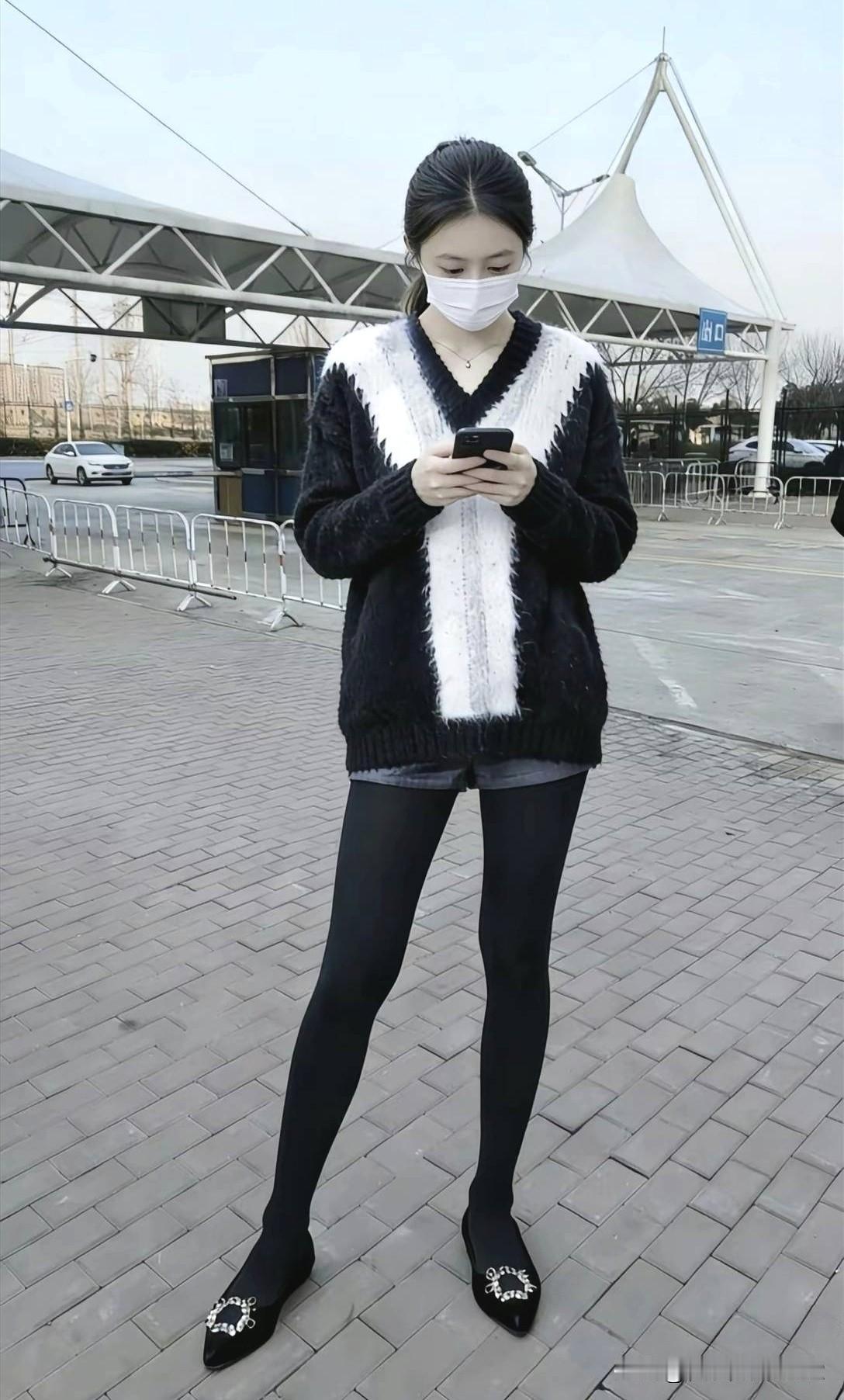 冬日穿搭指南：黑白撞色毛衣+黑色丝袜+闪亮乐福鞋，简约又时尚