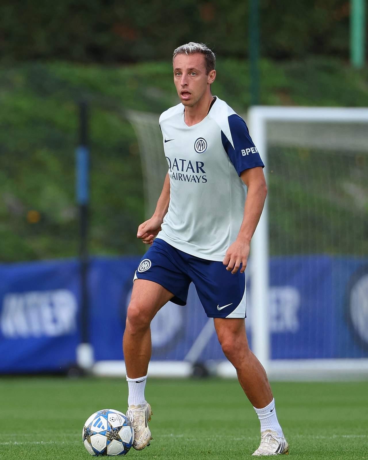 支持洛卡特里和弗拉太西互换。在现有的中场轮换球员里，弗拉泰西并没有优势，起码从盘