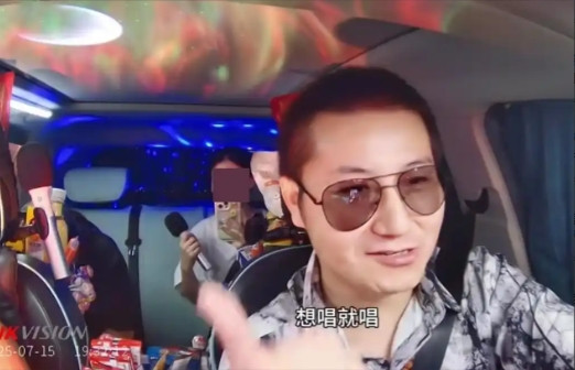 “这司机火了！”广东深圳，一男子原先是做汽车美容的，开网约车后决定发挥特长，将车