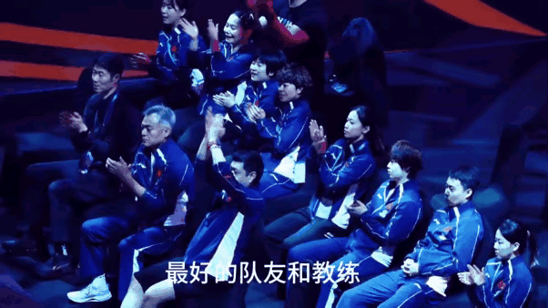 莎莎打温特，每赢一球，佳佳和coco都把双手高举头顶头鼓掌加油！莎莎打温特，是