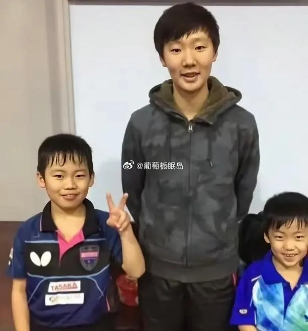 松岛辉空再跟王曼昱合影时，已经站得远远的，脸上一点笑模样都没有。谁能想到，他小时