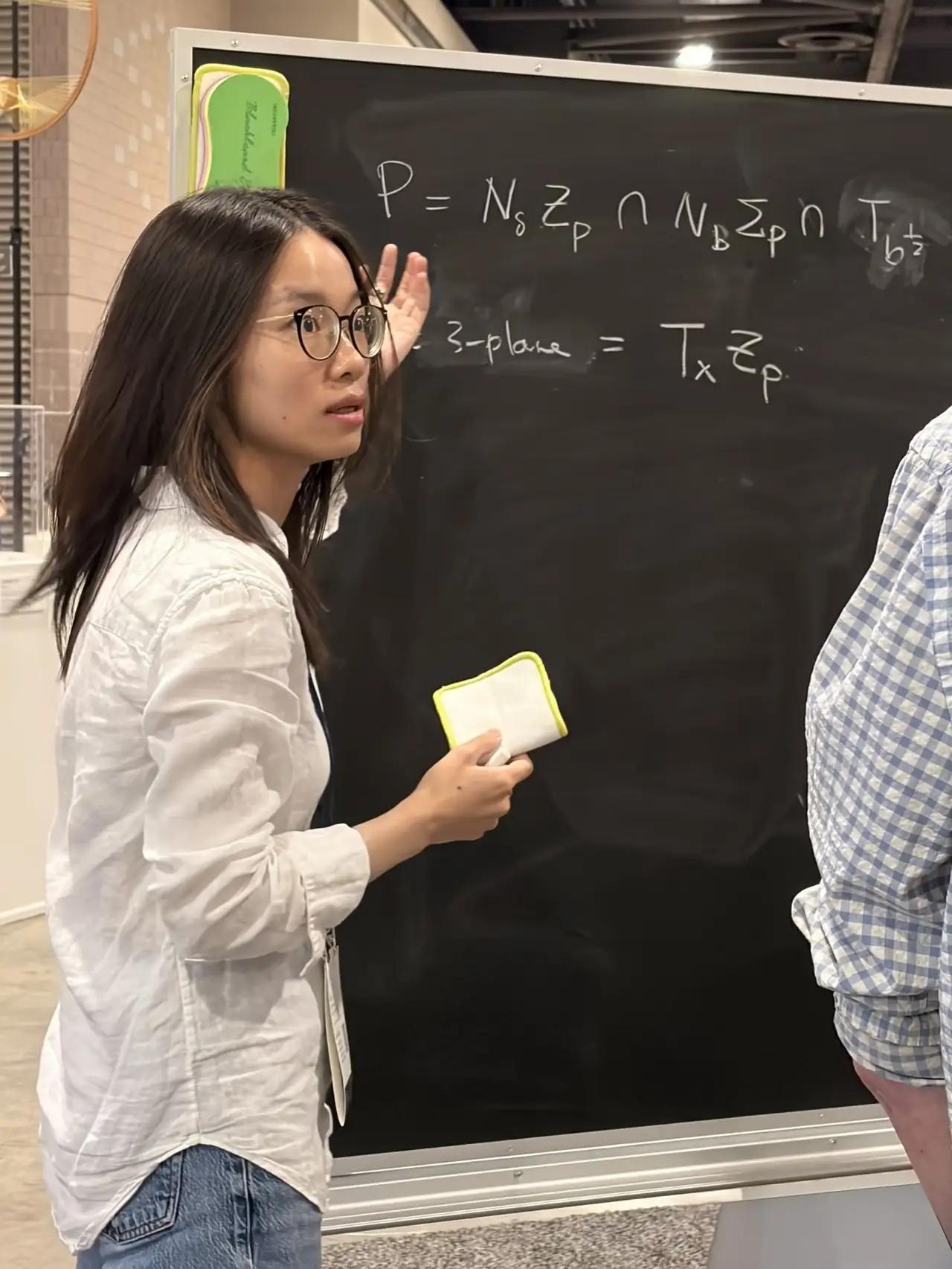 王虹现场做板演推导，与国外学界同仁们进行学术研讨，认真听她讲解的，还有她的