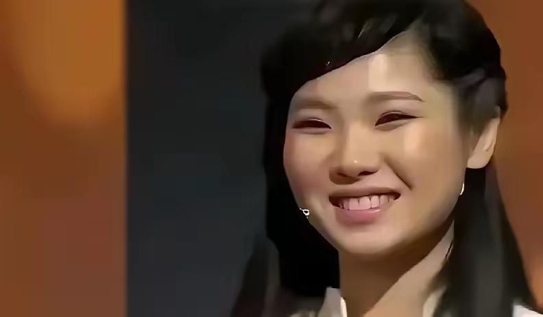 山东一女孩父亲去世，母亲瘫痪，她辍学打工，一陌生男子资助她上大学，谁知，女孩大学