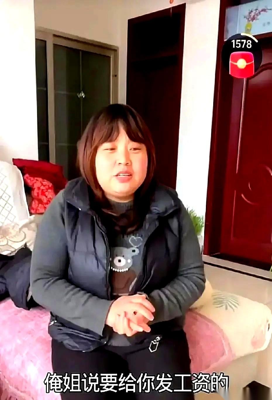 他刚从手术台下来，脸色白得跟纸一样，说话都飘着。他老婆呢？带着娃回了娘家，视频