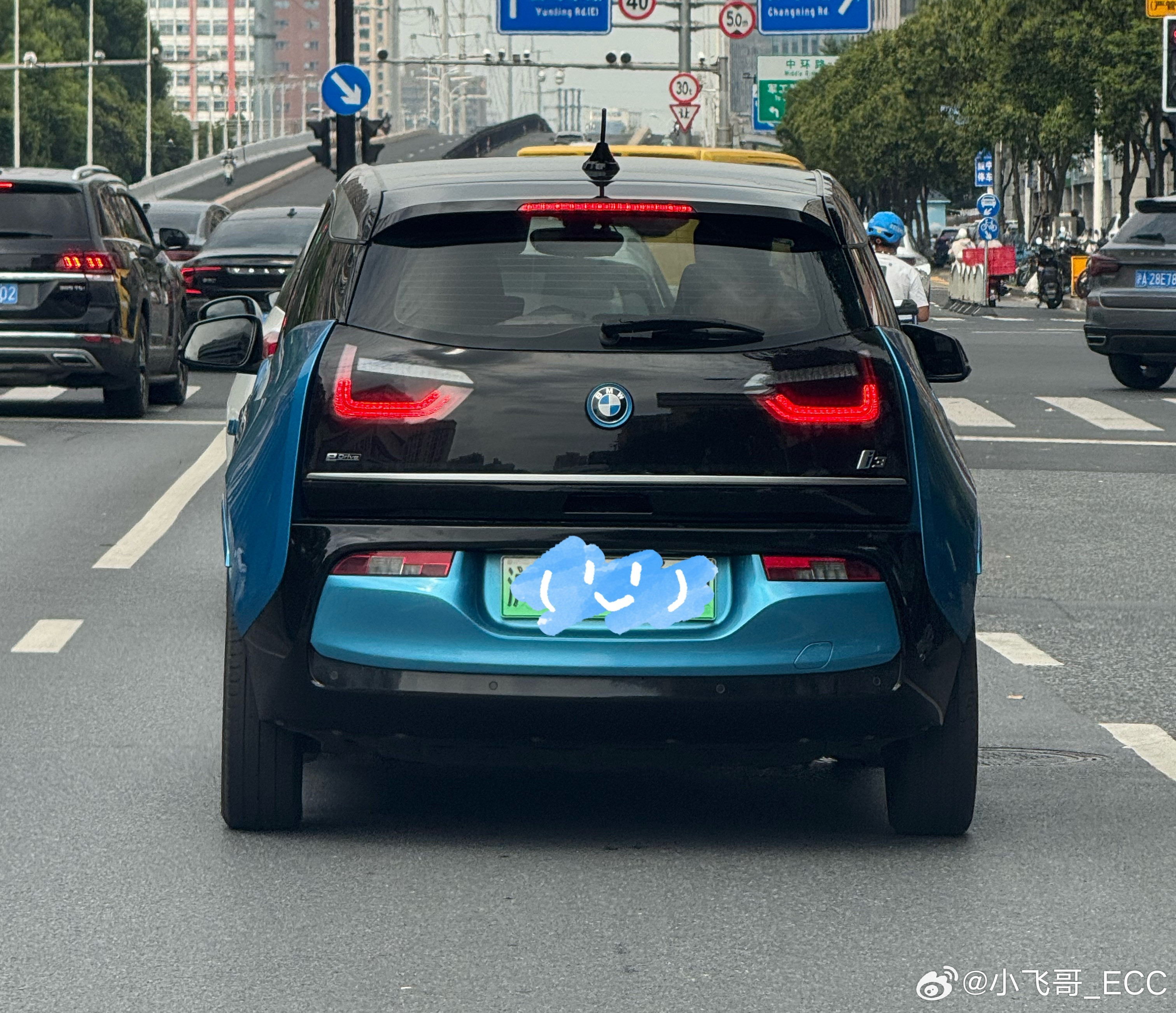 宝马老i3这轮子我一下子想到了马车的轮子。这轮子能耗看着就低[捂脸哭]，下雨天环氧