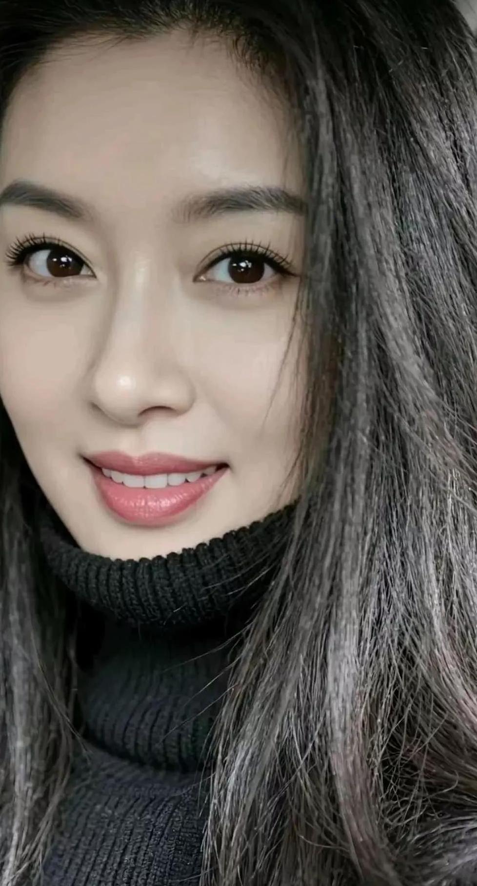 微笑的女孩，长发飘飘，好温柔。