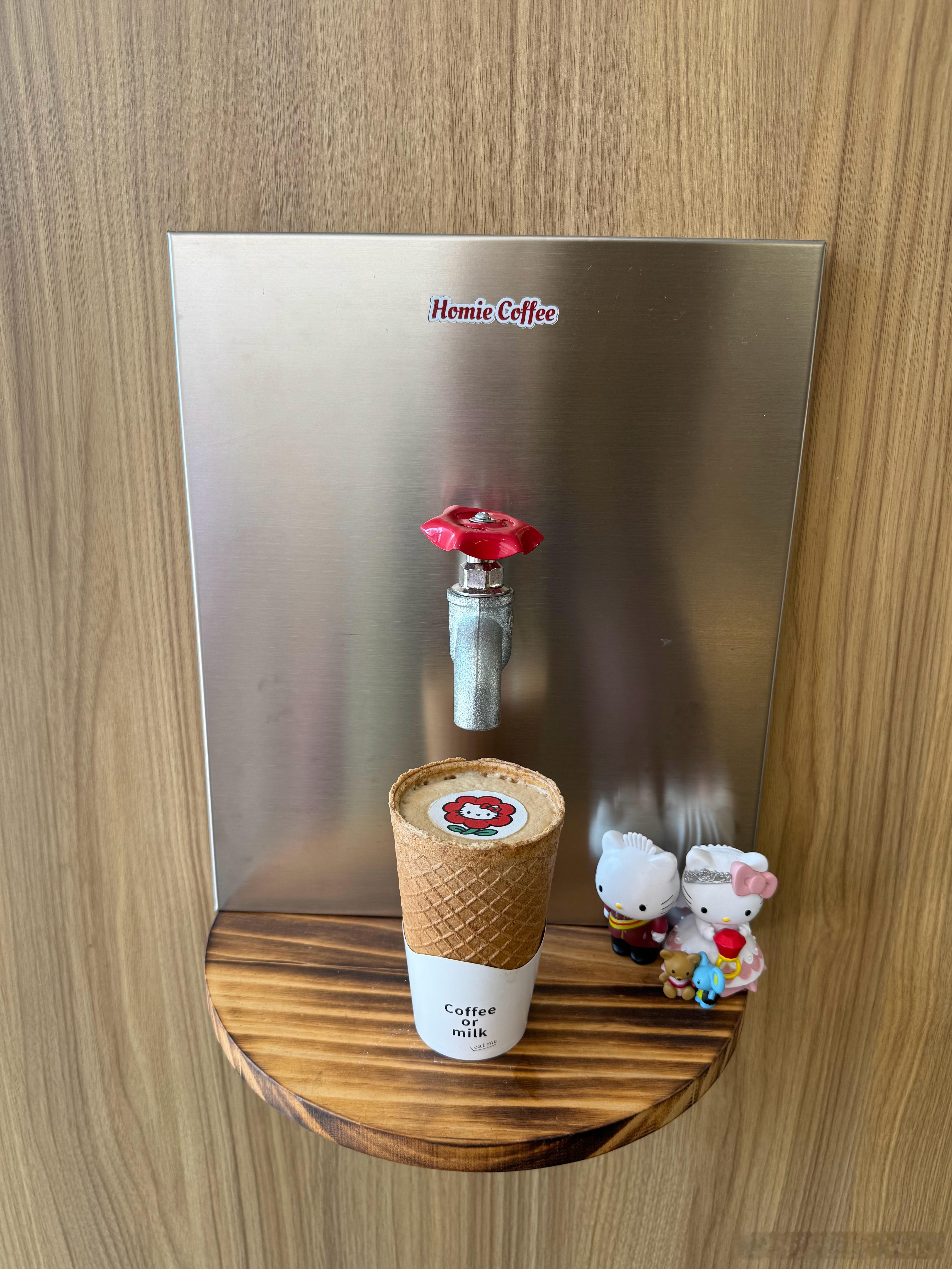 和阿莫斯约会回来了星星人贴纸没了只有kitty猫贴纸了这两杯42元其中饼干