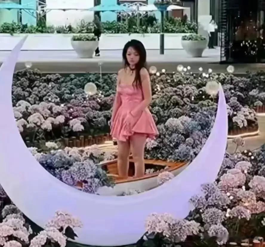 有人说，她就是想动刀，她导师和院长也不让的。想起一个笑话，A富豪请朋友