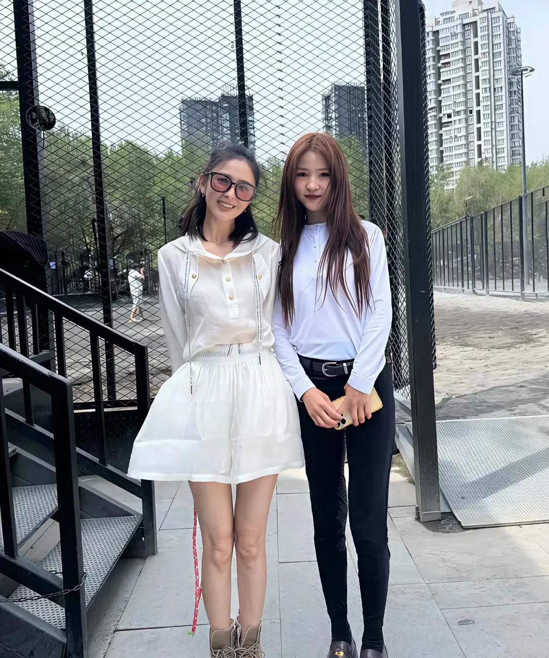 左边还是右边，谁更漂亮一些？