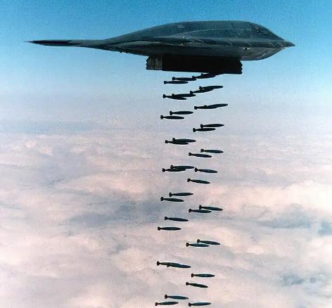 中国能打下B-2吗？美国B-2轰炸机，神不知鬼不觉的打完伊朗，又飞回美国本土。谁