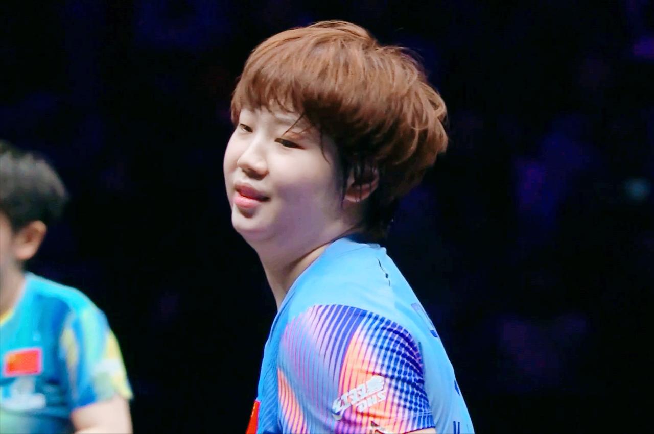 孙颖莎为何连输2局？周冠达说的很明白？他说：孙颖莎打球时，要思考球路的，所以需