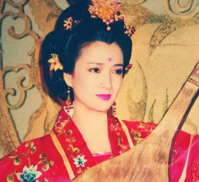 公元976年，宋太宗多次强留小周后在宫中。为保全丈夫，她每次皆闭目泪眼承受。可有