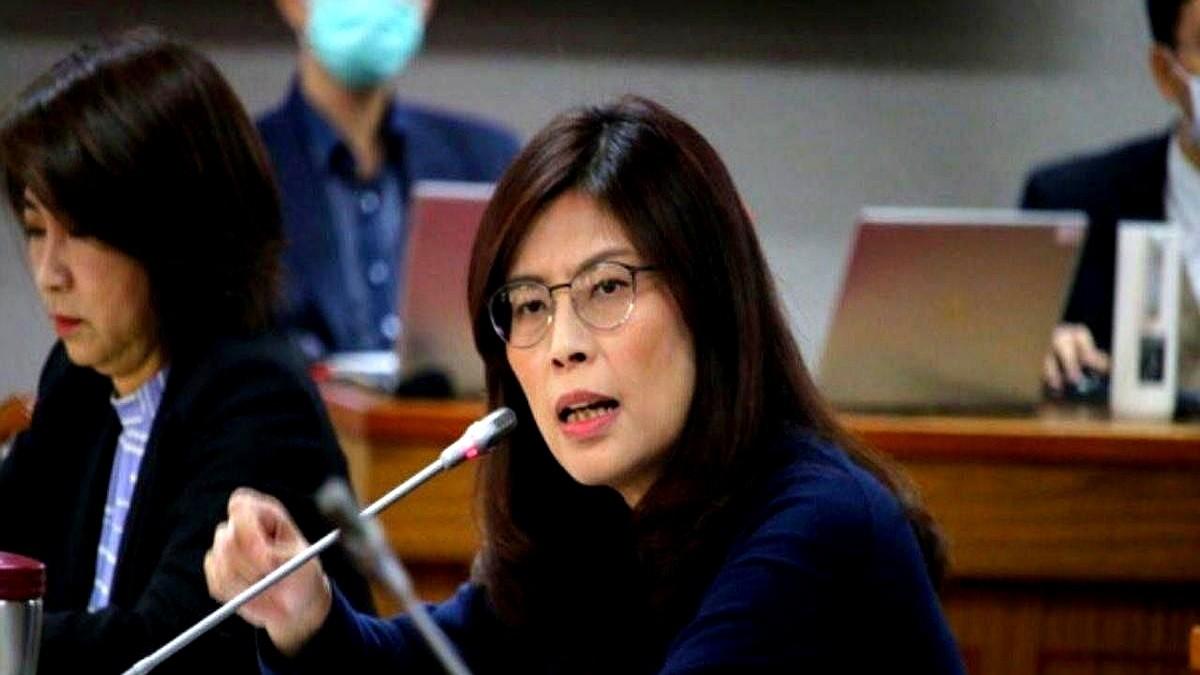 别催郑丽文！郑丽文这事真不能急好多人催她赶紧表态可她偏偏把步子压得特别