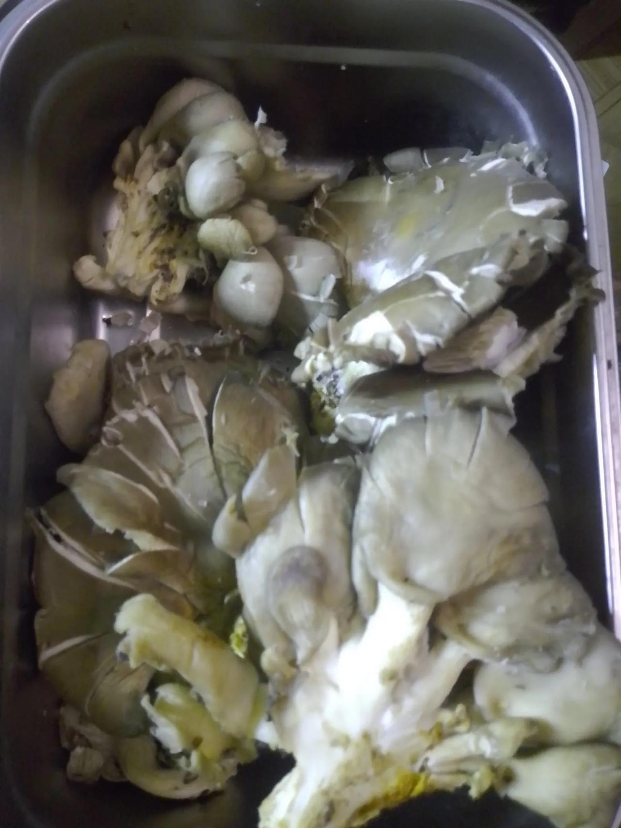 今天在超市，买了一点打折的特价菜，看起来也不错呀，但是好像没有人要，便宜处理，平